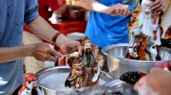 Jelang Imlek, Warga Etnis Tionghoa di Bali Mulai Pasang Lampion di Vihara Dharmayana Kuta