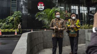 Akademisi Ubedilah Badrun berjalan keluar usai memenuhi panggilan KPK di Gedung KPK, Jakarta, Rabu (26/1/2022).  ANTARA FOTO/Aprillio Akbar