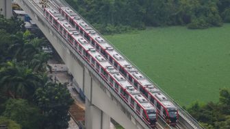 Rangkaian kereta Light Rail Transit (LRT) berada di Stasiun Dukuh Atas Jakarta, Rabu (26/1/2022).  ANTARA FOTO/Rivan Awal Lingga
