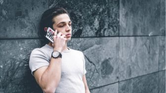 4 Alasan Orang yang Pendiam Lebih Suka Chating Dibandingkan Telepon, Kamu Salah Satunya?