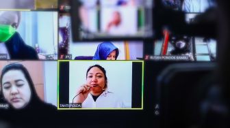 Putri Penyanyi Nia Daniaty, Olivia Nathania saat menjalani sidang kasus penipuan CPNS yang digelar secara virtual di Pengadilan Negeri Jakarta selatan, Rabu (26/1/2022). [Suara.com/Alfian Winanto]