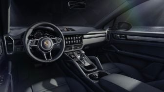 Cat Bodi Mengilap Bak Kain Satin, Porsche Cayenne Platinum Edition Tiba ke Konsumen Mei 2022