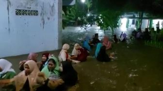 Dilanda Banjir, Ratusan Santri Pesantren Islam Bustanul Ulum Jember Mengungsi