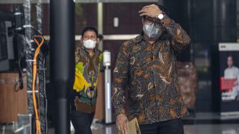 Akademisi Ubedilah Badrun berjalan keluar usai memenuhi panggilan KPK di Gedung KPK, Jakarta, Rabu (26/1/2022).  ANTARA FOTO/Aprillio Akbar