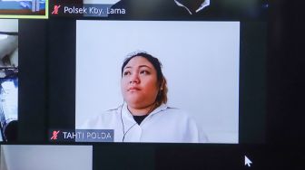 Putri Penyanyi Nia Daniaty, Olivia Nathania saat menjalani sidang kasus penipuan CPNS yang digelar secara virtual di Pengadilan Negeri Jakarta selatan, Rabu (26/1/2022). [Suara.com/Alfian Winanto]
