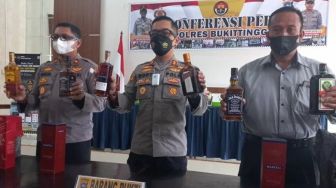 Ribuan Botol Miras Ilegal Merek Terkenal dari Batam Disita Polres Bukittinggi