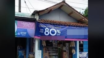 Viral Spanduk Warung Beri Diskon 80 Persen, Pas Diperbesar Tulisannya Bikin Publik Tepuk Jidat