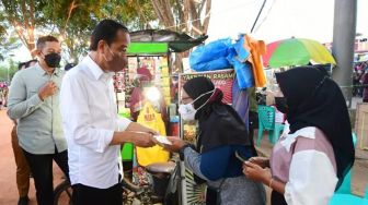 Presiden Jokowi Bagi-bagi Modal Usaha Rp1,2 Juta untuk Pedagang di Bintan