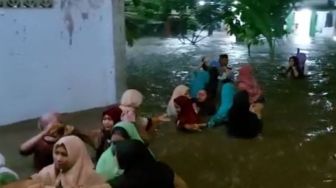 Ponpes Bustanul Ulum Jember Kebanjiran, Santriwati Mengungsi, Ada yang Kedinginan Sampai Kejang