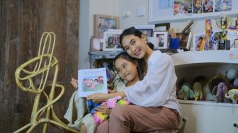 Luncurkan Buku Anak Pertama, Happy Salma Ungkap Proses Penulisan yang Sangat Personal