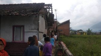 Diterjang Angin Puting Beliung, 31 Rumah di Leles Porak-poranda