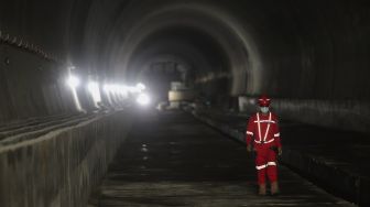 Pekerja meninjau pengerjaan proyek Tunnel 6 Kereta Cepat Jakarta-Bandung (KCJB) di Kecamatan Cikalong Wetan, Kabupaten Bandung Barat, Jawa Barat, Kamis (27/1/2022). [Suara.com/Angga Budhiyanto]