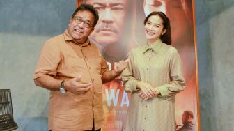 Aktris Maudy Koesnaedi bersama Aktor Rano Karno saat ditemui usai jumpa pers film &#039;Pelangi Tanpa Warna&#039; di Pancoran, Jakarta Selatan, Kamis (27/1/2022). [Suara.com/Alfian Winanto]