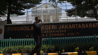 Petugas keamanan berjaga saat penutupan sementara layanan di Pengadilan Negeri Jakarta Barat, Jakarta, Kamis (27/1/2022).  ANTARA FOTO/Indrianto Eko Suwarso