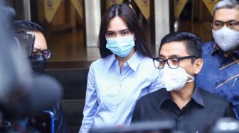 Aktris Shandy Aulia menemui awak media usai menjalani pemeriksaan di Polda Metro Jaya, Jakarta Selaran, Kamis (27/1/2022). [Suara.com/Alfian Winanto]