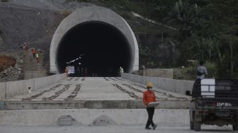 Sejumlah pekerja menyelesaikan pengerjaan proyek Tunnel 6 Kereta Cepat Jakarta-Bandung (KCJB) di Jembatan DK88 atau jembatan bentang panjang section Tunnel 6 Kereta Cepat Jakarta-Bandung (KCJB) yang berada di perbatasan antara Kabupaten Purwakarta dan Kabupaten Bandung Barat, Jawa Barat, Kamis (27/1/2022). [Suara.com/Angga Budhiyanto]