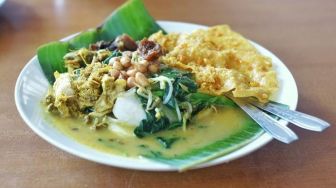 Tipat Blayag, Kuliner Khas Bali Berbumbu Base Genep yang Sulit Ditolak