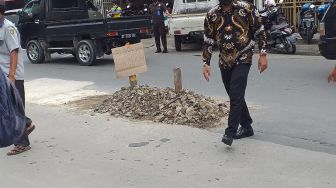 Replika Makam Edy Mulyadi Ada di Tengah Jalan Samarinda, Abdul: Semua Warga Kalimantan Merasa Kesal