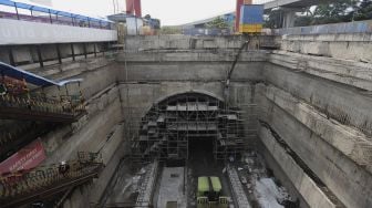 Suasana proyek Tunnel 1 Halim Kereta Cepat Jakarta-Bandung sepanjang 1.885 meter yang berlokasi di bawah Jalan Tol Jakarta-Cikampek, Jakarta, Kamis (27/1/2021). [Suara.com/Angga Budhiyanto]