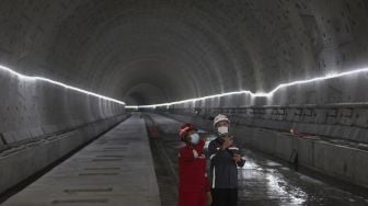 Pekerja meninjau proyek Tunnel 1 Halim Kereta Cepat Jakarta-Bandung sepanjang 1.885 meter yang berlokasi di bawah Jalan Tol Jakarta-Cikampek, Jakarta, Kamis (27/1/2021). [Suara.com/Angga Budhiyanto]