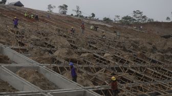 Pekerja menyelesaikan pengerjaan proyek Tunnel 6 Kereta Cepat Jakarta-Bandung (KCJB) di Kecamatan Darangdan, Kabupaten Purwakarta, Jawa Barat, Kamis (27/1/2022). [Suara.com/Angga Budhiyanto]