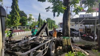 Tragis, Kecelakaan Tunggal di Jalan MT Haryono Bontang, Satu Mobil Jenis City Car Hancur Tabrak Pohon
