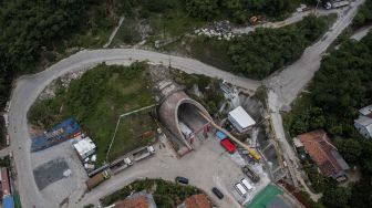 Foto udara pengerjaan proyek Kereta Cepat Jakarta-Bandung (KCJB) Tunnel 2 di Desa Bunder, Jatiluhur, Kabupaten Purwakarta, Jawa Barat, Kamis (27/1/2021). [Suara.com/Angga Budhiyanto]