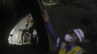 Pekerja menyelesaikan pengerjaan proyek Kereta Cepat Jakarta-Bandung (KCJB) Tunnel 2 di Desa Bunder, Jatiluhur, Kabupaten Purwakarta, Jawa Barat, Kamis (27/1/2021). [Suara.com/Angga Budhiyanto]