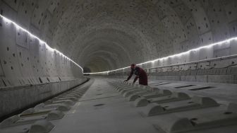 Pekerja meninjau proyek Tunnel 1 Halim Kereta Cepat Jakarta-Bandung sepanjang 1.885 meter yang berlokasi di bawah Jalan Tol Jakarta-Cikampek, Jakarta, Kamis (27/1/2021). [Suara.com/Angga Budhiyanto]