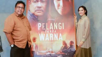 Aktris Maudy Koesnaedi bersama Aktor Rano Karno saat ditemui usai jumpa pers film &#039;Pelangi Tanpa Warna&#039; di Pancoran, Jakarta Selatan, Kamis (27/1/2022). [Suara.com/Alfian Winanto]