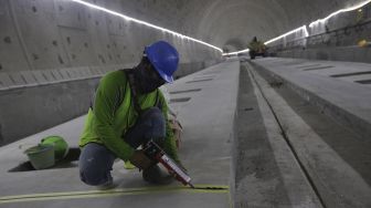 Pekerja menyelesaikan proyek Tunnel 1 Halim Kereta Cepat Jakarta-Bandung sepanjang 1.885 meter yang berlokasi di bawah Jalan Tol Jakarta-Cikampek, Jakarta, Kamis (27/1/2021). [Suara.com/Angga Budhiyanto]