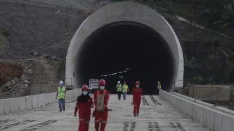 Sejumlah pekerja berjalan di Jembatan DK88 atau jembatan bentang panjang section Tunnel 6 Kereta Cepat Jakarta-Bandung (KCJB) yang berada di perbatasan antara Kabupaten Purwakarta dan Kabupaten Bandung Barat, Jawa Barat, Kamis (27/1/2022). [Suara.com/Angga Budhiyanto]