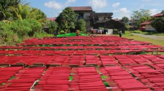 Banjir Pesanan Dupa Jelang Imlek, Harjono Sempat Sulit Mendapatkan Bahan Baku, Pesan Lem Hingga ke Thailand