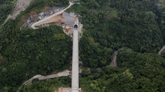 Foto udara Jembatan DK88 atau jembatan bentang panjang section Tunnel 6 Kereta Cepat Jakarta-Bandung (KCJB) yang berada di perbatasan antara Kabupaten Purwakarta dan Kabupaten Bandung Barat, Jawa Barat, Kamis (27/1/2022). [Suara.com/Angga Budhiyanto]