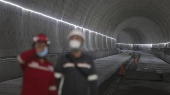 Pekerja menyelesaikan proyek Tunnel 1 Halim Kereta Cepat Jakarta-Bandung sepanjang 1.885 meter yang berlokasi di bawah Jalan Tol Jakarta-Cikampek, Jakarta, Kamis (27/1/2021). [Suara.com/Angga Budhiyanto]