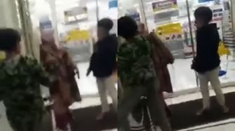 Viral Ibu-ibu Dipukul dan Ditendang Dua Remaja di Minimarket, Tuai Kecaman Warganet