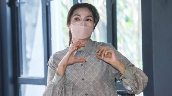Aktris Maudy Koesnaedi saat jumpa pers film &#039;Pelangi Tanpa Warna&#039; di Pancoran, Jakarta Selatan, Kamis (27/1/2022). [Suara.com/Alfian Winanto]