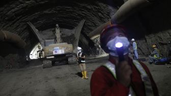 Pekerja dengan alat berat menyelesaikan pengerjaan proyek Kereta Cepat Jakarta-Bandung (KCJB) Tunnel 2 di Desa Bunder, Jatiluhur, Kabupaten Purwakarta, Jawa Barat, Kamis (27/1/2021).
