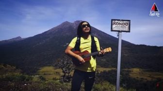 Andi Rio Kasih Semangat ke Pecinta Alam Lewat Lagu Lintas Alam (Berlarilah)