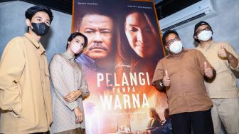 Para pemain dan sutradara film &#039;Pelangi Tanpa Warna&#039; saat jumpa pers di Pancoran, Jakarta Selatan, Kamis (27/1/2022). [Suara.com/Alfian Winanto]
