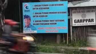 Baliho Berisi Kata Arogansi Sapa Pengendara di Jalan Bukit Jati