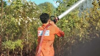 Padamkan Kebakaran 1 Hektare Lahan, Mobil Damkar Bintan Rusak