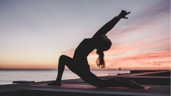 Tak Cuma Baik Untuk Kesehatan Punggung, Ini 5 Manfaat Yoga Udara Bagi Tubuh