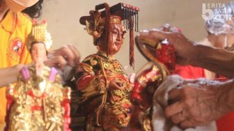 Warga Tionghoa Gelar Ritual Suci Bersihkan Patung Dewa-dewa di Klenteng Tjoe Tik Kiong Pasuruan