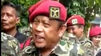 Siapa Eggi Sudjana yang Pakai Baret Merah? Pembela Bela Edy Mulyadi yang Diduga Hina Kalimantan