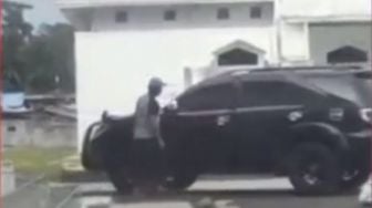 Diduga Berbuat Mesum di Depan Masjid, Pemobil Kabur saat Tepergok Warga, Videonya Beredar Luas