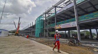 Pekerja melintas di area tribun penonton "Hospitality Suites VIP Village" berkapasitas 2.400 orang di Pertamina Mandalika International Street Circuit di Desa Kuta, Kecamatan Pujut, Praya, Lombok Tengah, NTB, Jumat (28/1/2022).[ANTARA FOTO/Ahmad Subaidi]