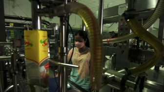Pekerja memeriksa mesin kemasan minyak goreng yang sudah tidak beroperasi di kantor distributor minyak goreng SGT, Desa Dampyak, Kabupaten Tegal, Jawa Tengah, Jumat (28/1/2022). [ANTARA FOTO/Oky Lukmansyah]