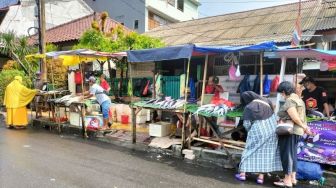 Jelang Perayaan Imlek, Pedagang Ikan Bandeng Padati Jalan Raya Rawa Belong