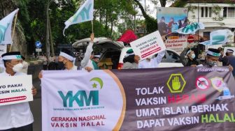 Demo di Depan Balai Kota Malang, YKMI Desak Pemerintah Gunakan Vaksin Halal